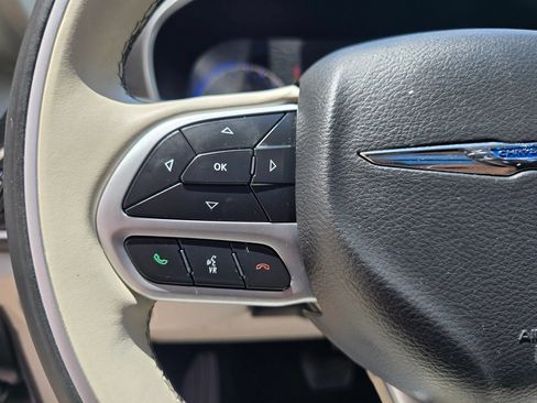 Used 2018 Chrysler Pacifica Limited FWD image 30