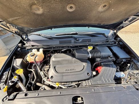 Used 2023 Chrysler Pacifica Touring-L FWD image 7