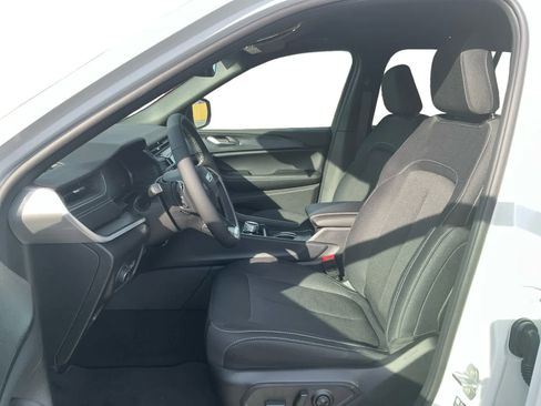 New 2025 Jeep Grand Cherokee Laredo image 9