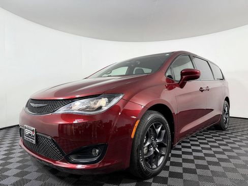 Used 2019 Chrysler Pacifica Touring Plus w/ S Appearance Package FWD image 2
