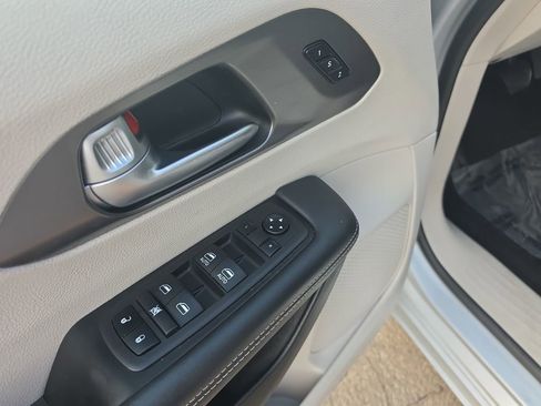 Used 2024 Chrysler Pacifica Touring-L image 13