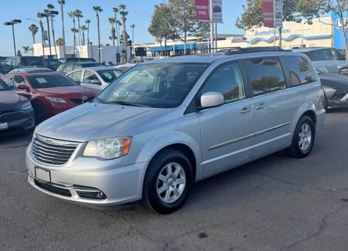 Used 2012 Chrysler Town & Country Touring FWD image 2