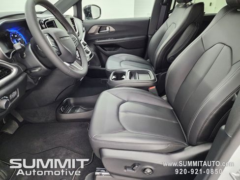 New 2027 Chrysler Pacifica Select AWD/4WD image 8