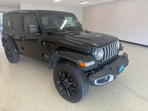 Used 2025 Jeep Wrangler Unlimited Sahara w/ Safety Group AWD/4WD image 5