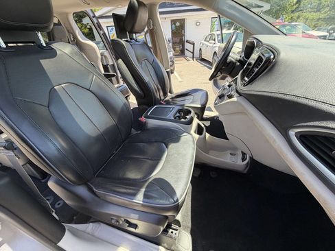 Used 2018 Chrysler Pacifica Limited FWD image 35