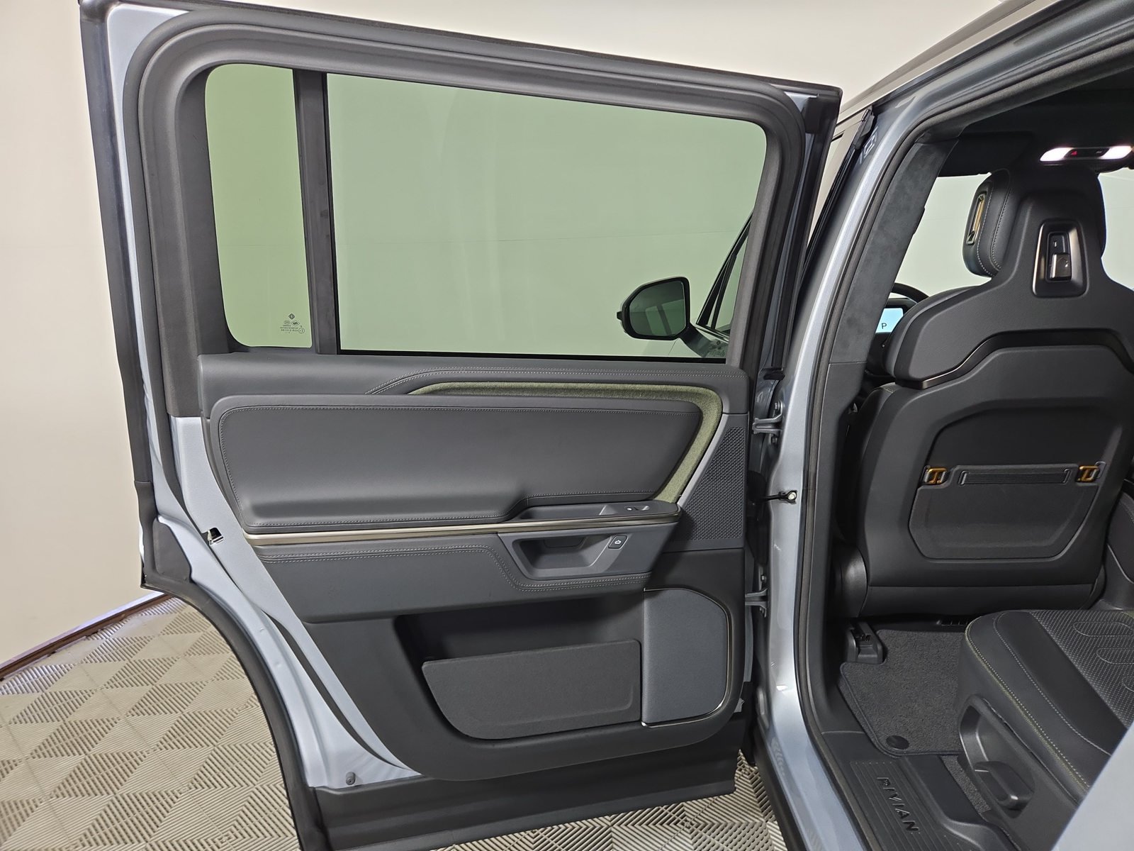 Used 2025 Rivian R1S Adventure Dual AWD/4WD image 17