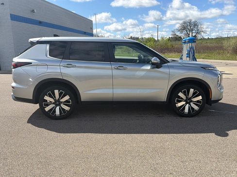 Used 2025 Mitsubishi Outlander SE FWD image 6