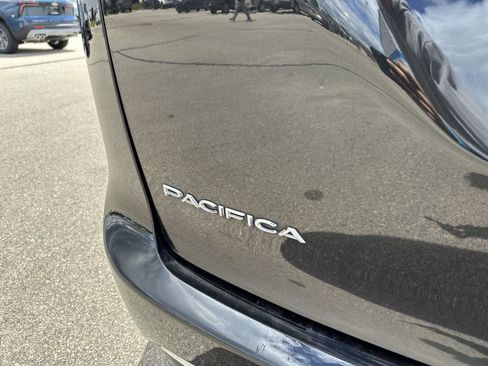 Used 2022 Chrysler Pacifica Touring-L FWD image 5