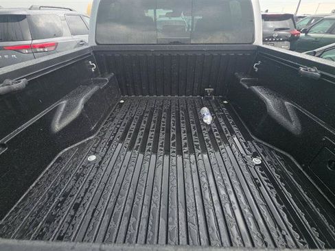 Used 2021 Toyota Tacoma SR5 AWD/4WD image 12