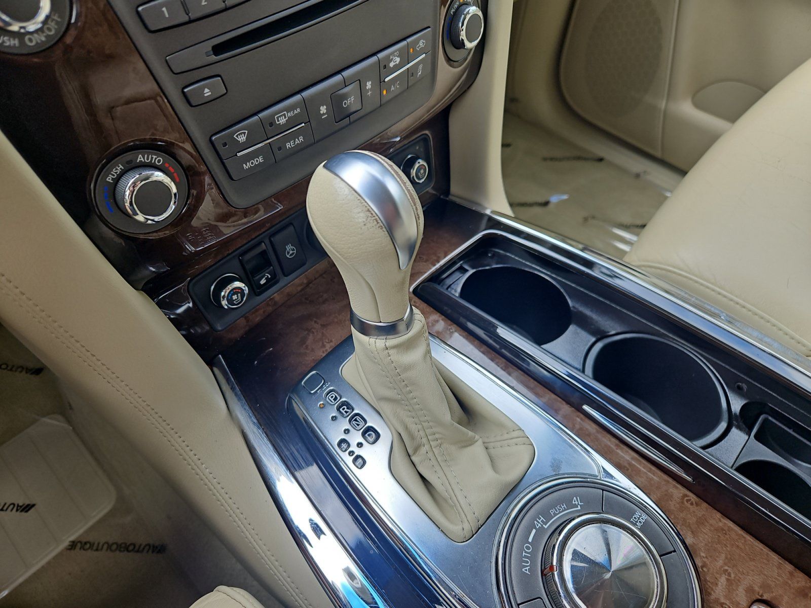 Used 2011 INFINITI QX56 4WD w/ Deluxe Touring Pkg image 24