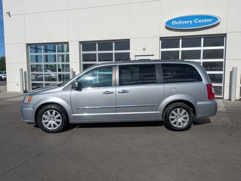 Used 2015 Chrysler Town & Country Touring w/ Driver Convenience Group FWD image 9
