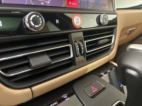 Certified 2025 Porsche Macan image 35