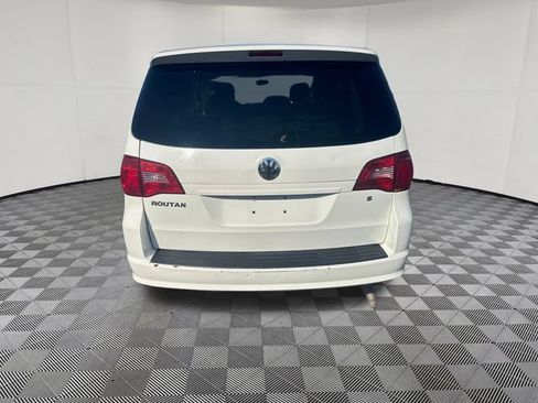 Used 2009 Volkswagen Routan S FWD image 4