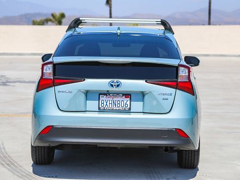 Used 2021 Toyota Prius L Eco FWD image 6