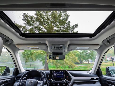 Used 2020 Toyota Highlander XLE image 6