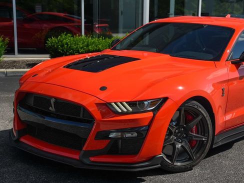 Used 2022 Ford Mustang Shelby GT500 w/ Carbon Fiber Track Pack RWD image 2