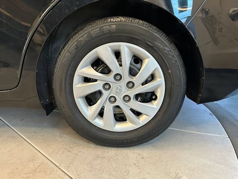 Used 2020 Hyundai Elantra SE FWD image 25
