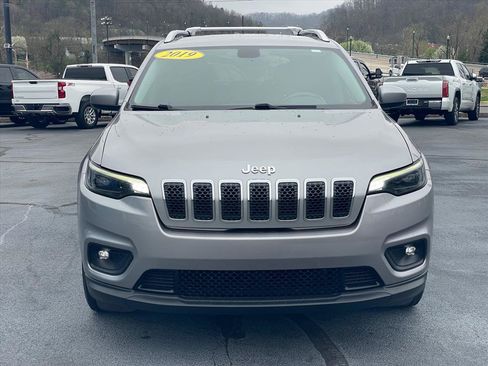 Used 2019 Jeep Cherokee Latitude w/ Cold Weather Group image 2