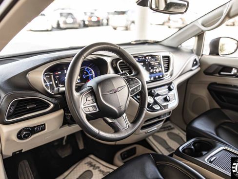 Used 2023 Chrysler Pacifica Touring-L FWD image 15