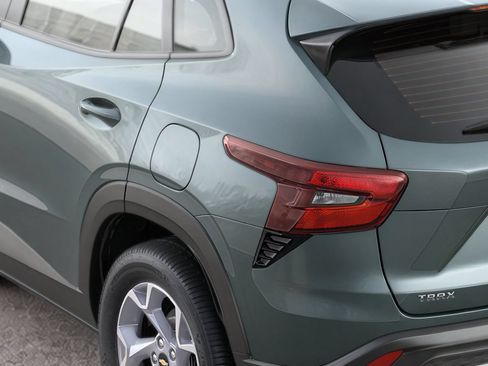 New 2026 Chevrolet Trax LT w/ Driver Confidence Package FWD image 5