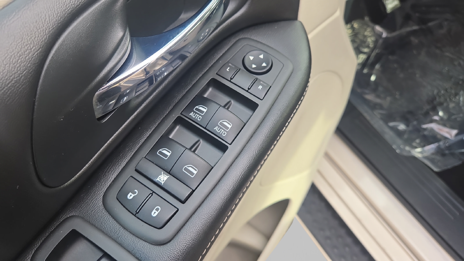 Used 2012 Chrysler Town & Country Touring-L w/ Entertainment Group #2 FWD image 10