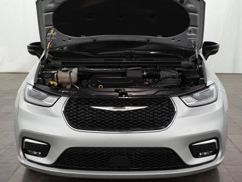 Used 2024 Chrysler Pacifica Touring-L FWD image 3