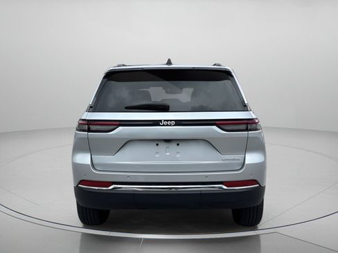 Used 2025 Jeep Grand Cherokee Laredo X w/ Luxury Tech Group I RWD image 4