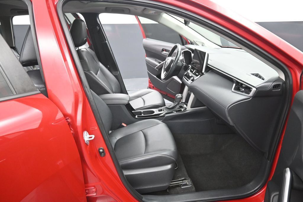 Used 2023 Toyota Corolla Cross XLE w/ Convenience Package FWD image 34