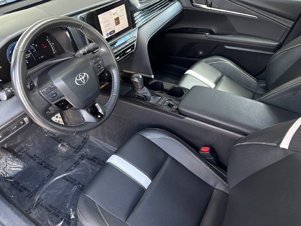 Used 2025 Toyota Camry SE FWD image 9