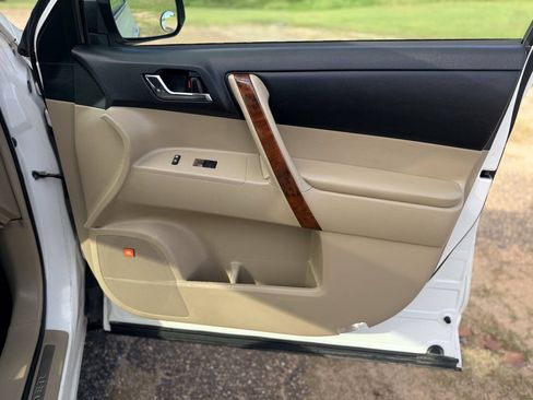 Used 2012 Toyota Highlander Limited w/ Tow Pkg FWD image 33