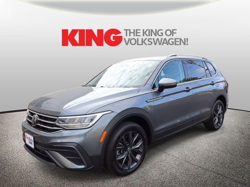 Certified 2022 Volkswagen Tiguan SE w/ Panoramic Sunroof Package AWD/4WD image 8