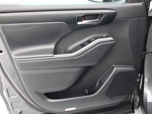 Used 2022 Toyota Highlander XLE image 10