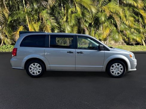 Used 2020 Dodge Grand Caravan SE FWD image 3