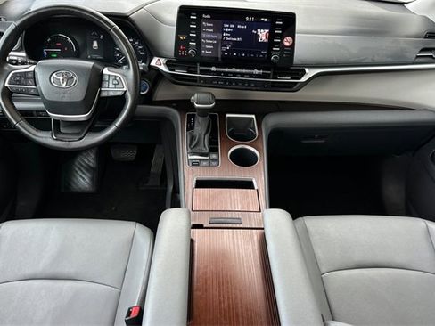 Used 2024 Toyota Sienna XLE image 14