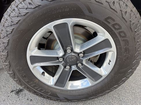 Used 2019 Jeep Wrangler Unlimited Sahara w/ Dual Top Group AWD/4WD image 11