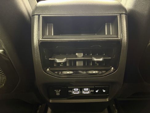 Used 2024 Jeep Grand Cherokee Limited w/ Black Appearance Package image 24