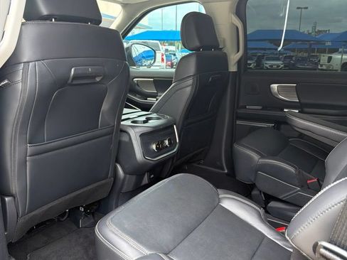 Used 2025 Ford Expedition Platinum w/ Driver's Package AWD/4WD image 5