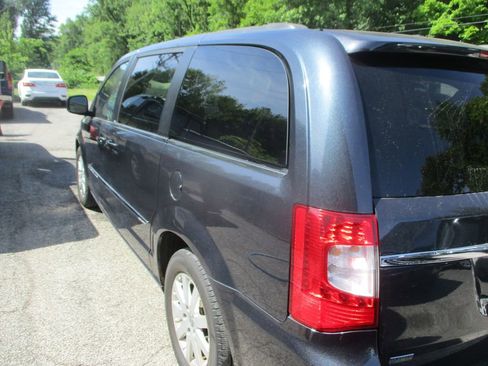 Used 2014 Chrysler Town & Country Touring FWD image 5