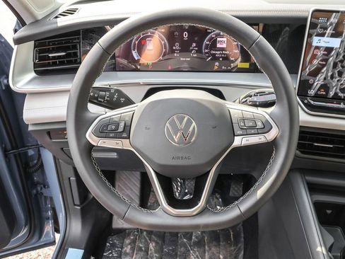 Used 2025 Volkswagen Tiguan SE image 17