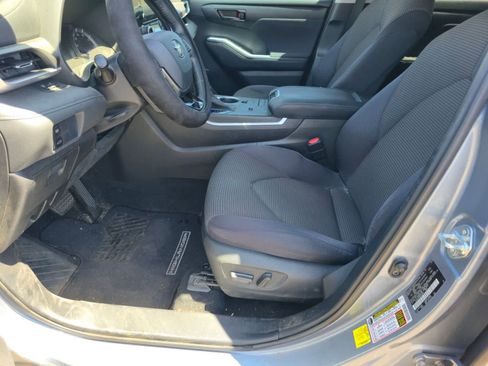 Used 2021 Toyota Highlander LE FWD image 12