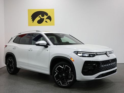 Used 2025 Volkswagen Tiguan SEL R-Line AWD/4WD image 2