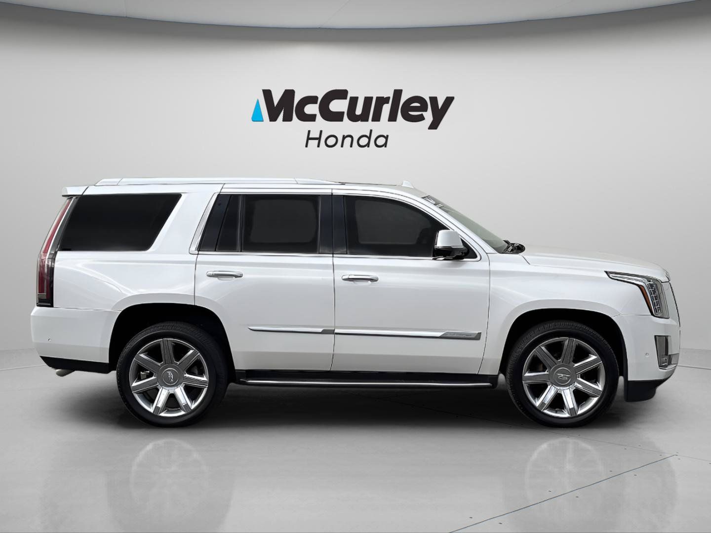Used 2020 Cadillac Escalade Luxury AWD/4WD image 2