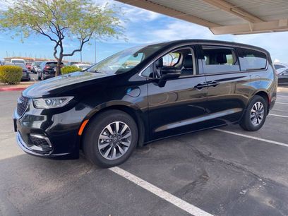Used 2023 Chrysler Pacifica Touring-L
