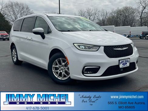 Used 2023 Chrysler Pacifica Touring-L FWD image 1