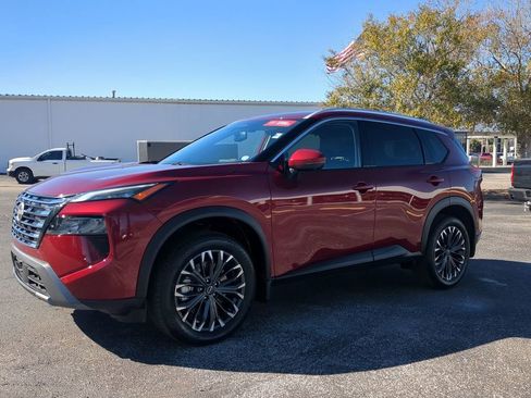 Certified 2025 Nissan Rogue SL w/ Tech Package FWD image 8
