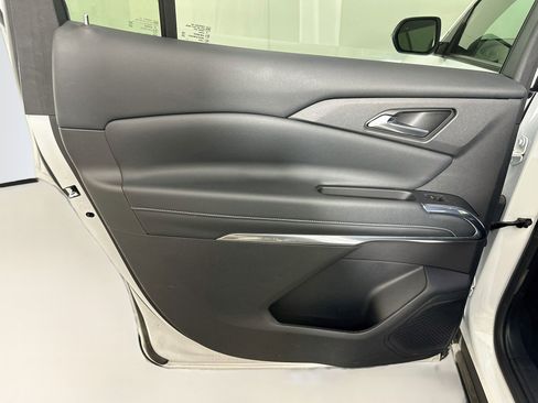 Used 2025 Chevrolet Traverse LT FWD image 26