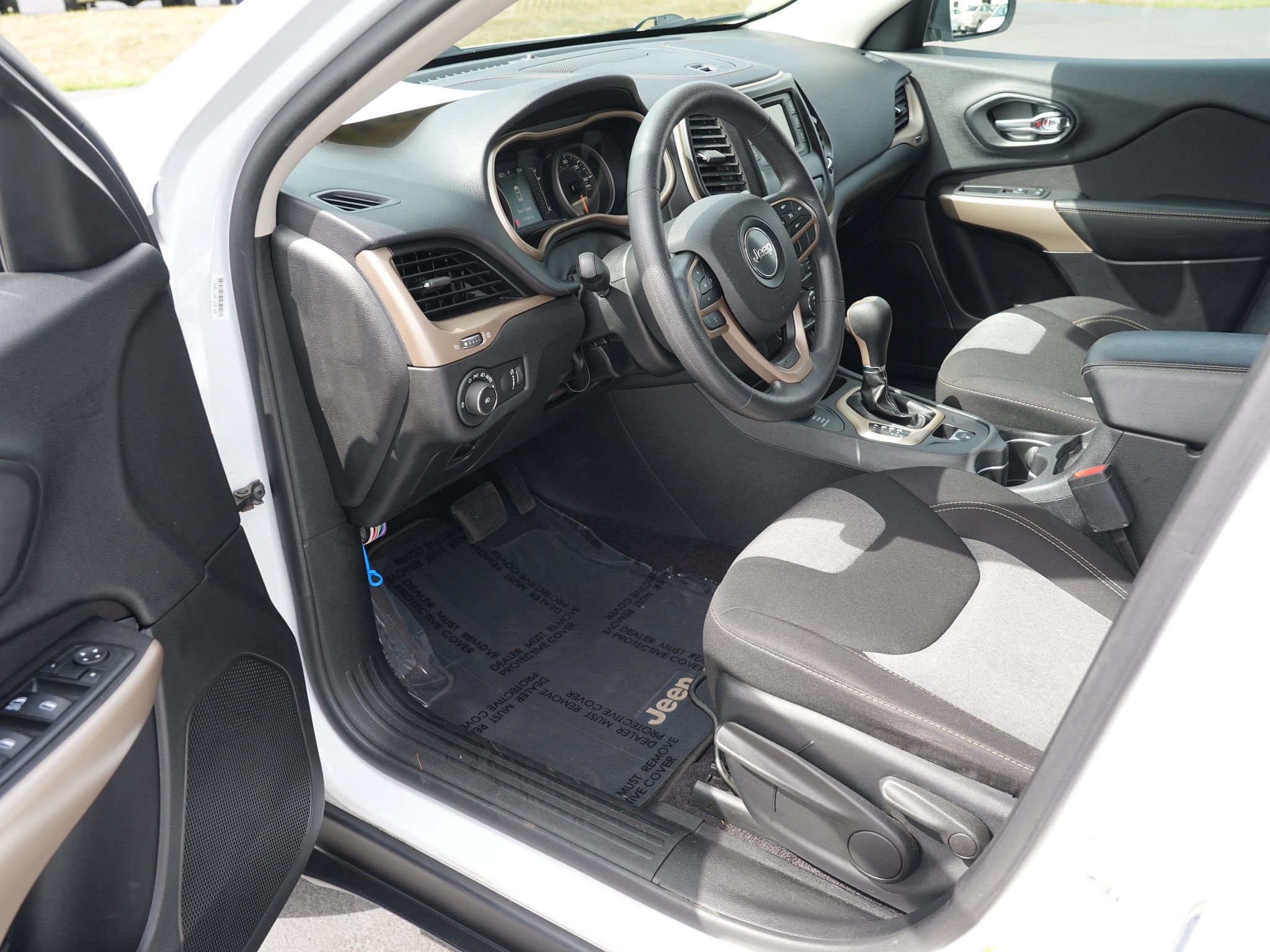 Used 2018 Jeep Cherokee Latitude w/ Safety Group AWD/4WD image 14