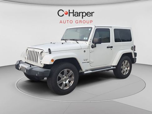Used 2018 Jeep Wrangler Sahara w/ Dual Top Group AWD/4WD image 2