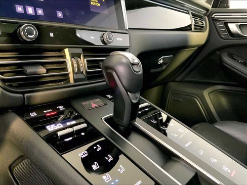Certified 2023 Porsche Macan AWD/4WD image 17