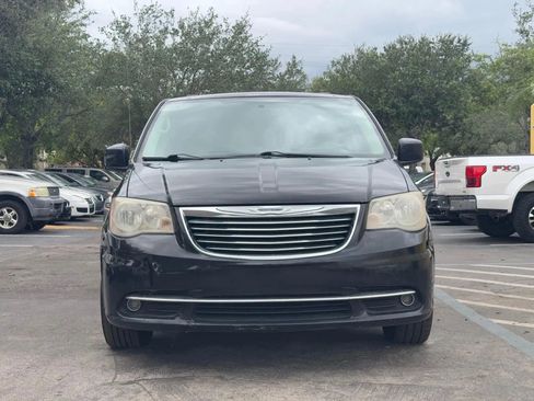 Used 2014 Chrysler Town & Country Touring FWD image 4